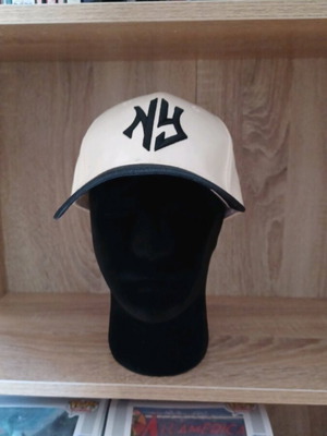 Casual NY hat like new in cream and black