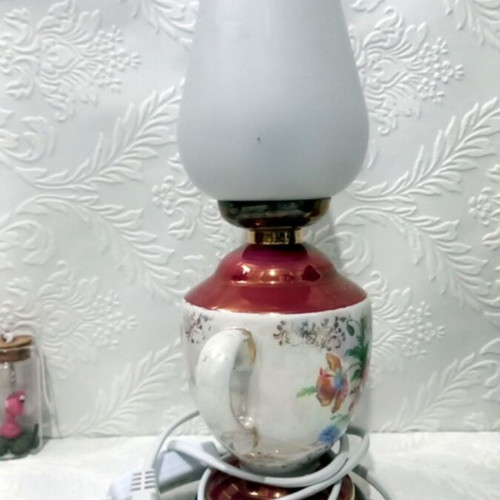 Electric ceramic vintage lamp used with floral decoration
