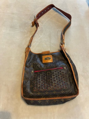 Louis Vuitton чанта за рамо употребявана, кафява, перфорирана