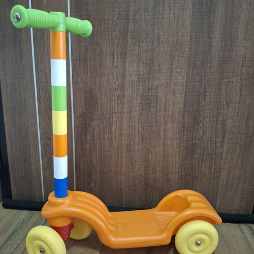 Plastic scooter with 4 wheels for learning
