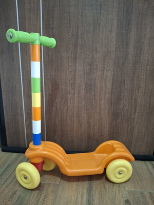 Plastic scooter with 4 wheels for learning