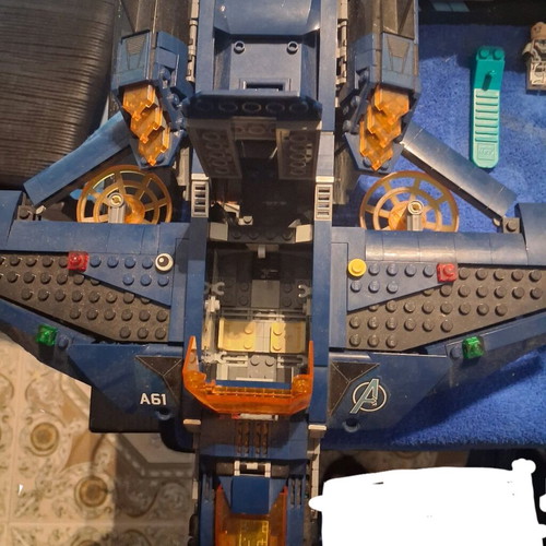 Avengers Ultimate Quinjet lego with 6 characters and 5 weapons new