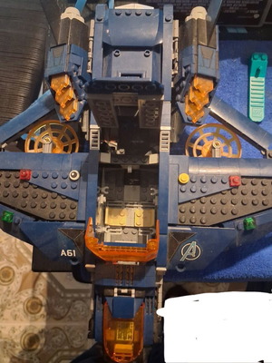 Avengers Ultimate Quinjet lego με 6 χαρακτήρες και 5 όπλα καινούργιο