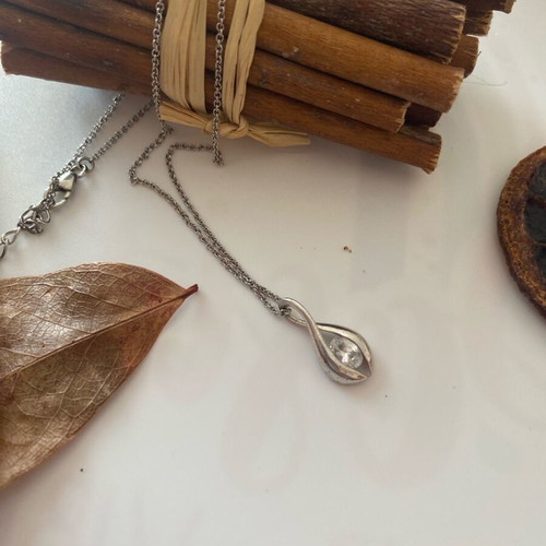 Silver necklace 925 teardrop like new