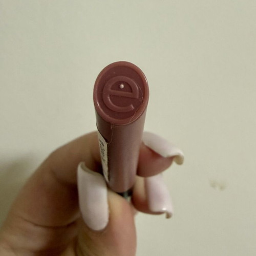 Essence 8H Matte Comfort Lipliner no.12 Cushion Talk with sharpener