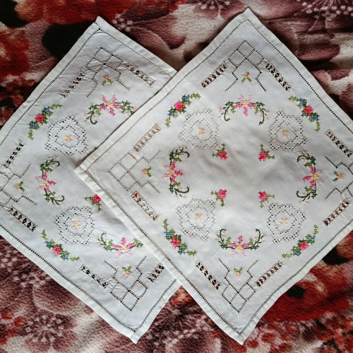 Vintage embroidered set of 6 white linen table runners