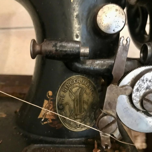 Singer manual sewing machine used, collectible antique 1902 with case