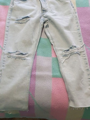 Bershka jeans like new without tag, light blue, size 40, with buttons and 3 rips