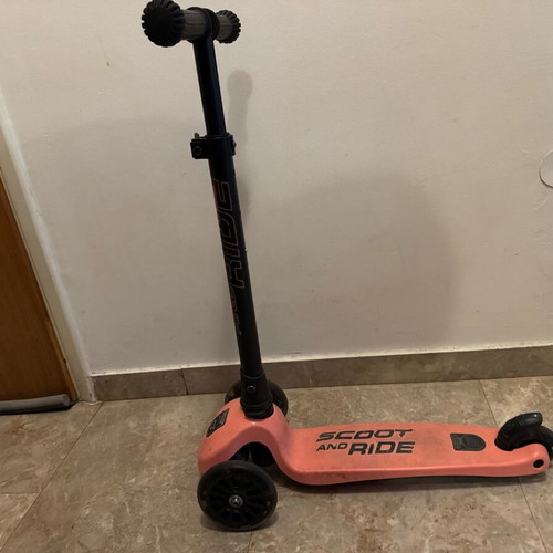 Scoot and Ride Highwaykick 3 LED scooter like new for kids 3+