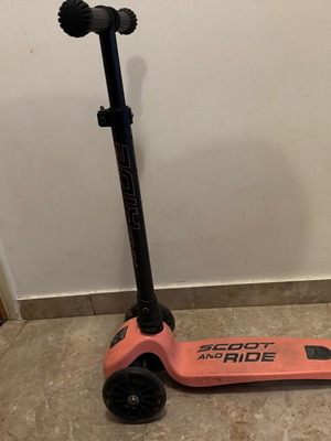 Scoot and Ride Highwaykick 3 LED scooter like new for kids 3+