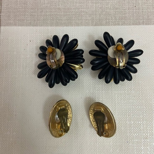 Vintage clip earrings like new, pack of two pairs