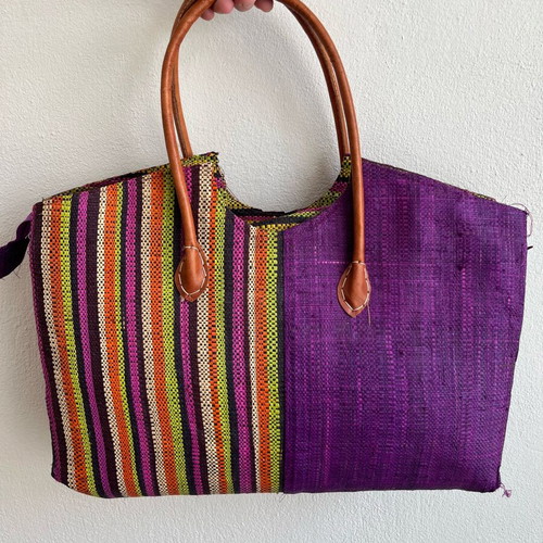 Straw bag with decorative flower new, purple