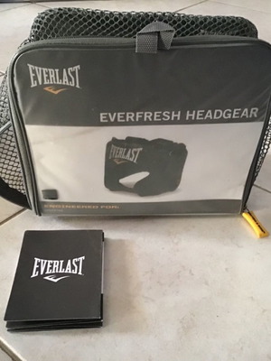 Каска за бойни изкуства нова, неизползвана