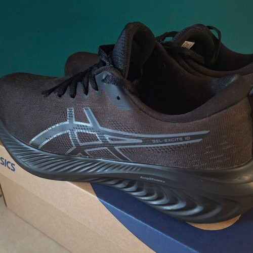 Asics Gel Excite 10 running shoes, size 41.5, black
