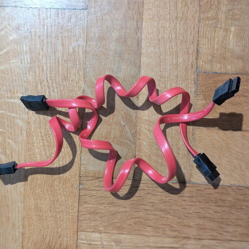 SATA cables used, pack of 2, red color