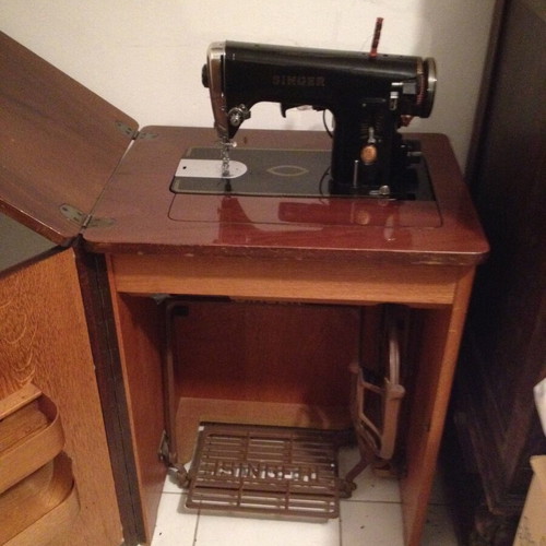 Singer antique sewing machine used, furniture