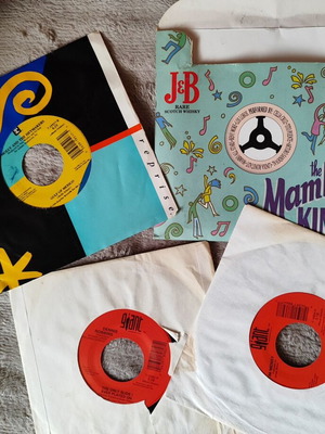 Collection of 3 like new 45 rpm vinyls, 90s country