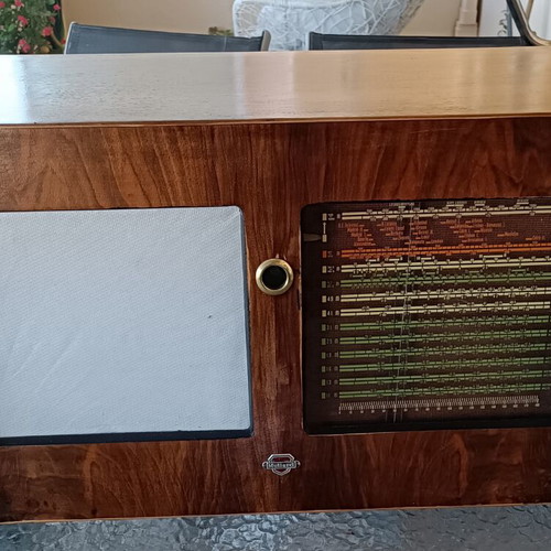 Antique radio like new, non-functional, decorative