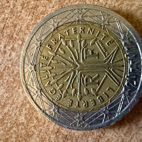 Collectible 2€ coin used with rare minting errors from France