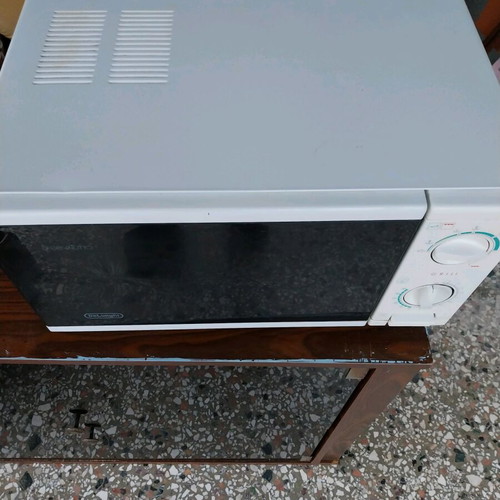 Delonghi microwave oven like new with grill