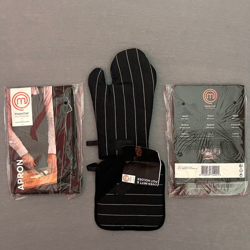 MasterChef kitchen set new, 2 aprons, oven mitt and pot holder