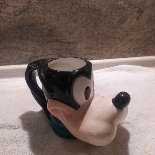 Disnay mug like new with Goofy