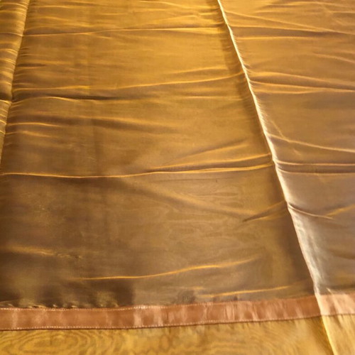 Palladium rectangular table organza like new, gold color