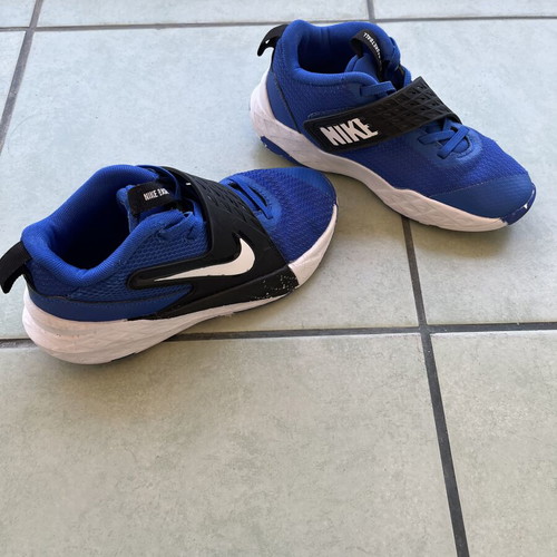 Nike Team Hustle D 12 basketball shoes used, size 33, blue