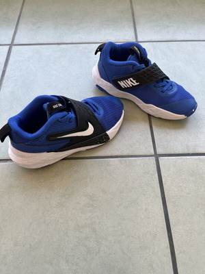 Nike Team Hustle D 12 basketball shoes used, size 33, blue