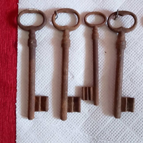 Antique iron keys used, collectible, rare, pack of 5 pieces 1890-1912