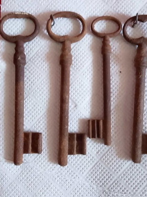 Antique iron keys used, collectible, rare, pack of 5 pieces 1890-1912