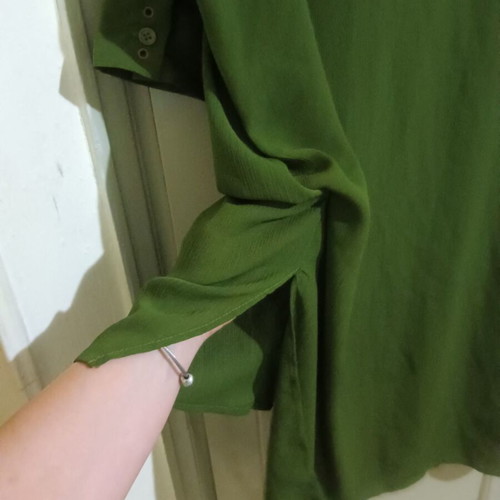 Shirt long S/M olive, like new, side tear