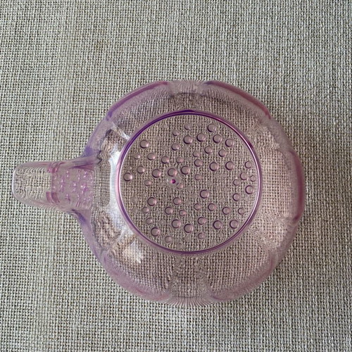 Plastic Daisy Bowl like new that looks like glass