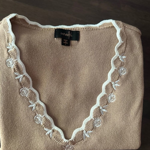 Beige knitted women's blouse L with white embroidered flowers and pearl