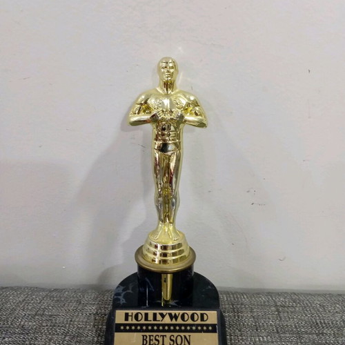 Decorative statuette like new, bought in Hollywood, height 22 cm