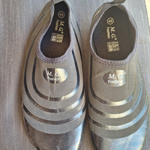 Black water shoes size 45, like new, sock style