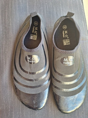 Black water shoes size 45, like new, sock style