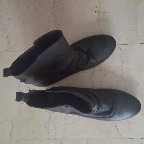 Leather ankle boots used size 37, black with light scratch