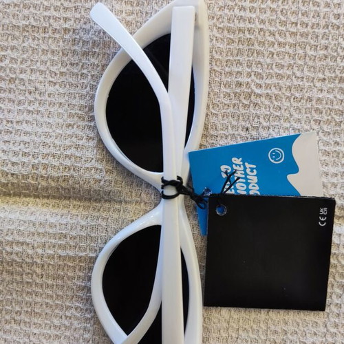 Solo-Solis NDL2183 white cat eye sunglasses with black UV400 lenses