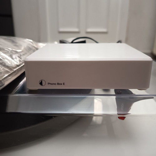 Pro-ject Debut Carbon E-sprit SB turntable white with Phono Box E preamp
