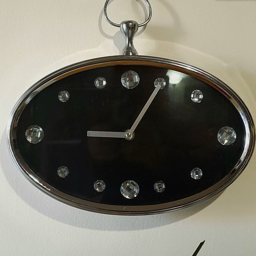 Oval wall clock like new with crystals, analog