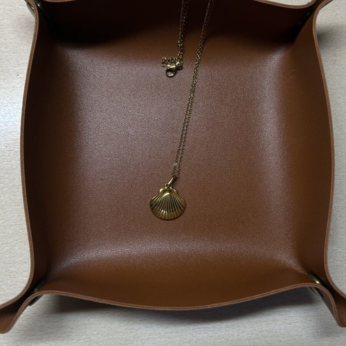 Shell necklace in gold stainless steel, like new