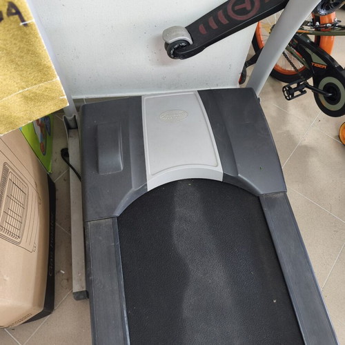 Strength Treadmill like new with 3 HP motor and 4 automatic programs