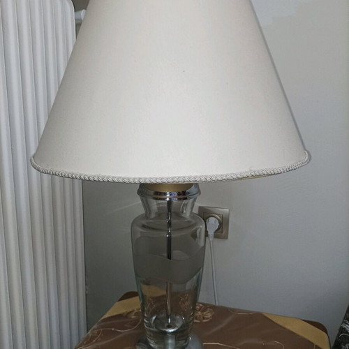 Table lamp with transparent glass base and white shade like new