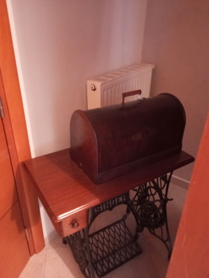 Singer sewing machine used with cabinet, model Groge Rossa Americana 1918
