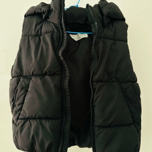 Gilet H&M black water-repellent like new, size 2-4 years