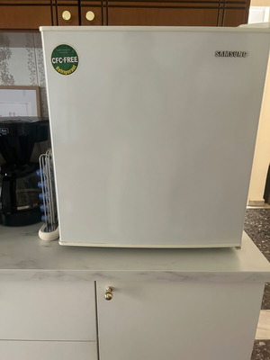 Samsung small refrigerator with shelf and ice tray