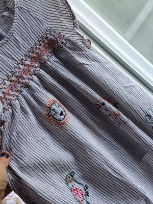 Dress with colorful embroidered animals, like new, size 116 cm