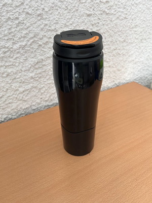 Coffee bottle used that does not fall with broken lid