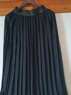Pleated midi skirt black like new, size S 36 8